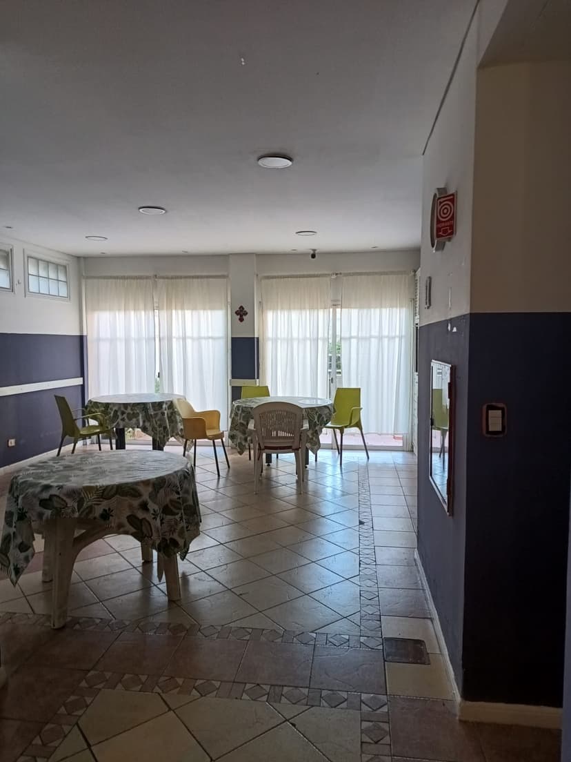 Comedor con amplios ventanales de la residencia para adultos mayores