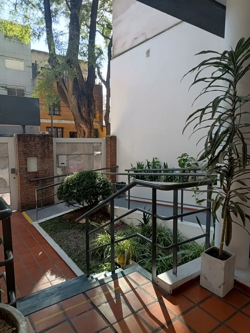 Jardín frontal de entrada a la residencia geriátrica Hogar Complejo del Este