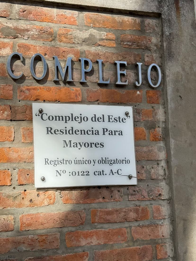 Cartel de habilitación de Complejo del Este, residencia para mayores, registro N° 0122
